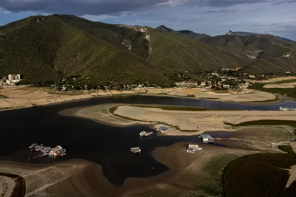 El nivel de agua en la presa Rodrigo Gómez en Santiago, México, es tan bajo que la gente puede llegar a pie o en carro. Sequía en Monterrey.