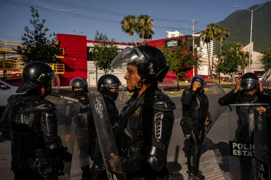 Agentes de policía haciendo guardia en Monterrey, donde los manifestantes habían convocado a una protestas y un bloqueo para exigir más agua