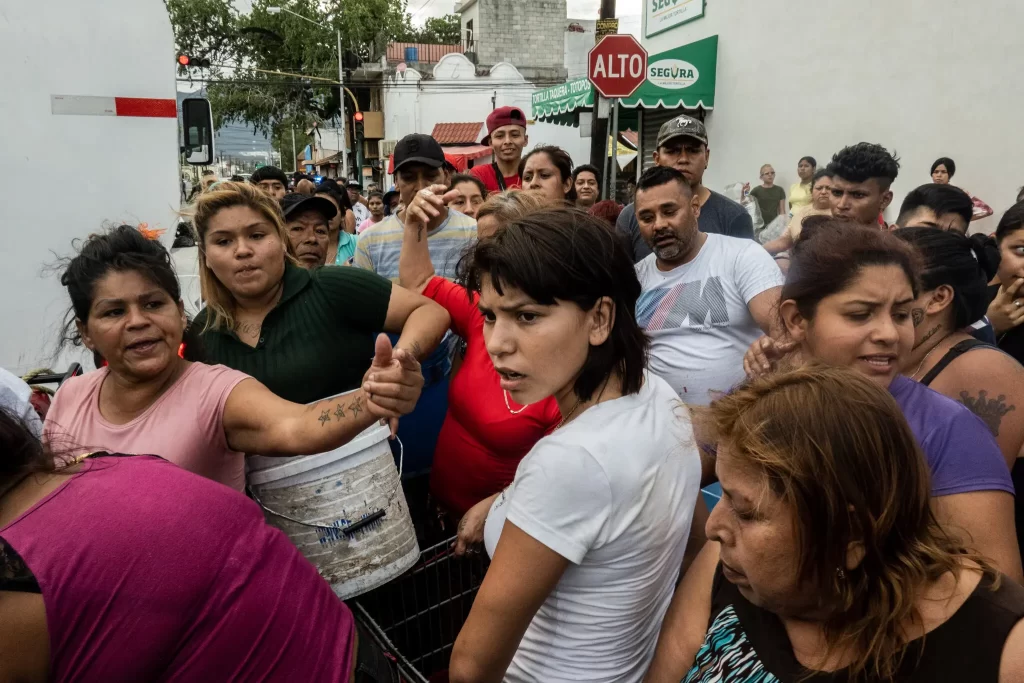 Residentes enfadados han tomado como rehenes a los conductores de las pipas y han apedreado los vehículos, diciendo que el gobierno no está suministrando lo suficiente a sus barrios.
