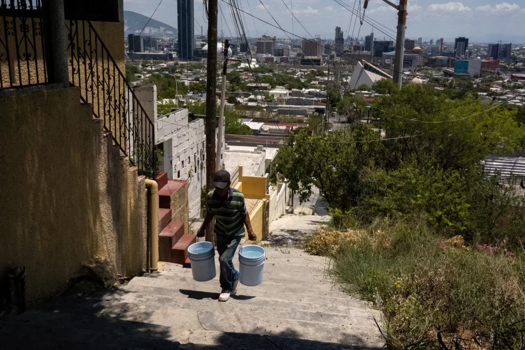 Llevando agua a casa desde un punto de distribución en Monterrey.