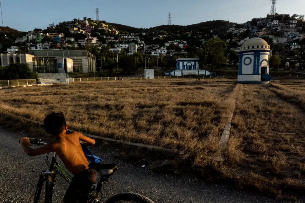 Una cisterna en Monterrey debajo de este tramo de césped está medio vacía debido a la sequía. La entrada a la cisterna está a la derecha.