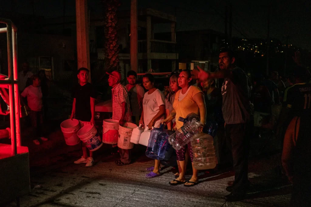Haciendo fila por la noche para recibir agua potable en Monterrey debido a la sequía.