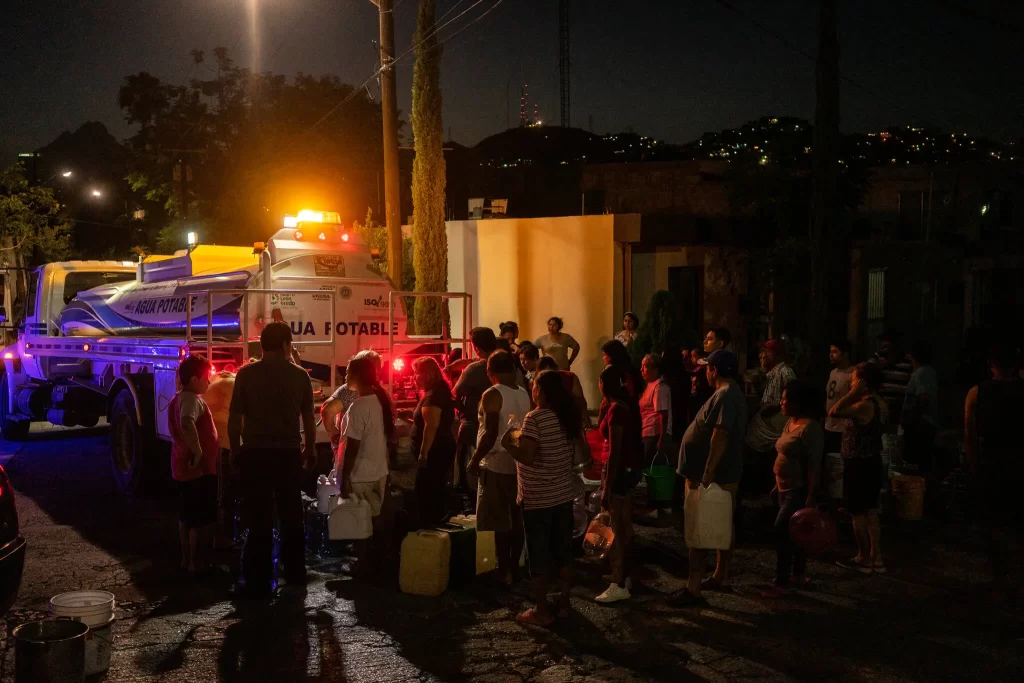 Las pipas del gobierno son enviadas para disminuir los efectos de la sequía a unos 400 de los barrios más afectados de Monterrey.