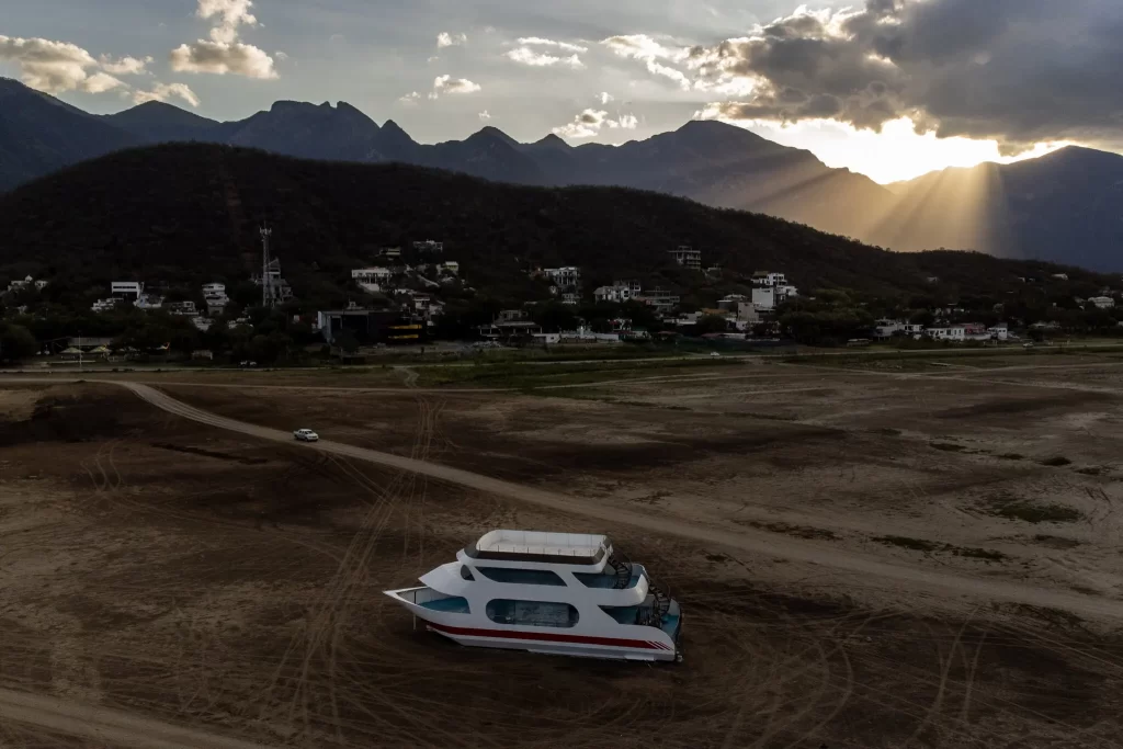 Un barco turístico encallado en un embalse cercano a Monterrey que está casi seco.